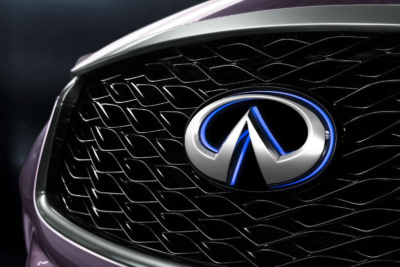 Infiniti Q30 badge